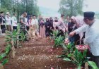Sholat Ghoib,Do'a Bersama dilanjutkan Acara Tabur Bunga di Makam Korban Pembunuhan Mbah Slamet