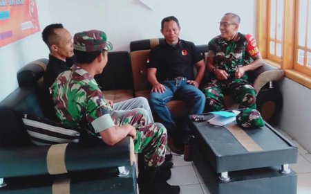 Babinsa Melaksanakan Komsos dengan Ketua Bawaslu
