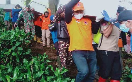 Pemakaman Jenazah Korban Pembunuhan Dukun Pengganda Uang