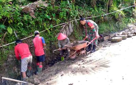 Karya Bhakti dengan Masyarakat Babinsa Bantu Normalisasi Jalan Air