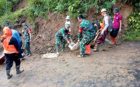 Gerak Cepat Babinsa Koramil 17/Wanayasa atasi Longsoran