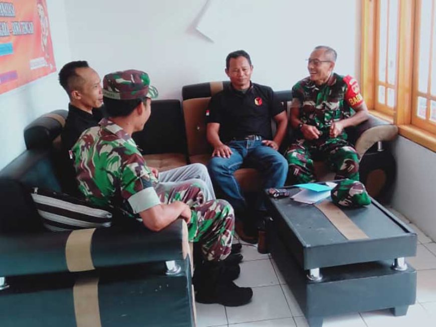 Babinsa Melaksanakan Komsos dengan Ketua Bawaslu