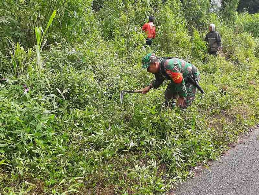 Puasa tidak Menghalangi Babinsa beserta Masyarakat untuk Kerja Bhakti