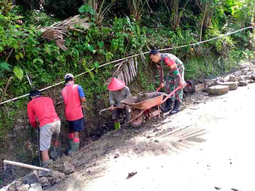 Karya Bhakti dengan Masyarakat Babinsa Bantu Normalisasi Jalan Air
