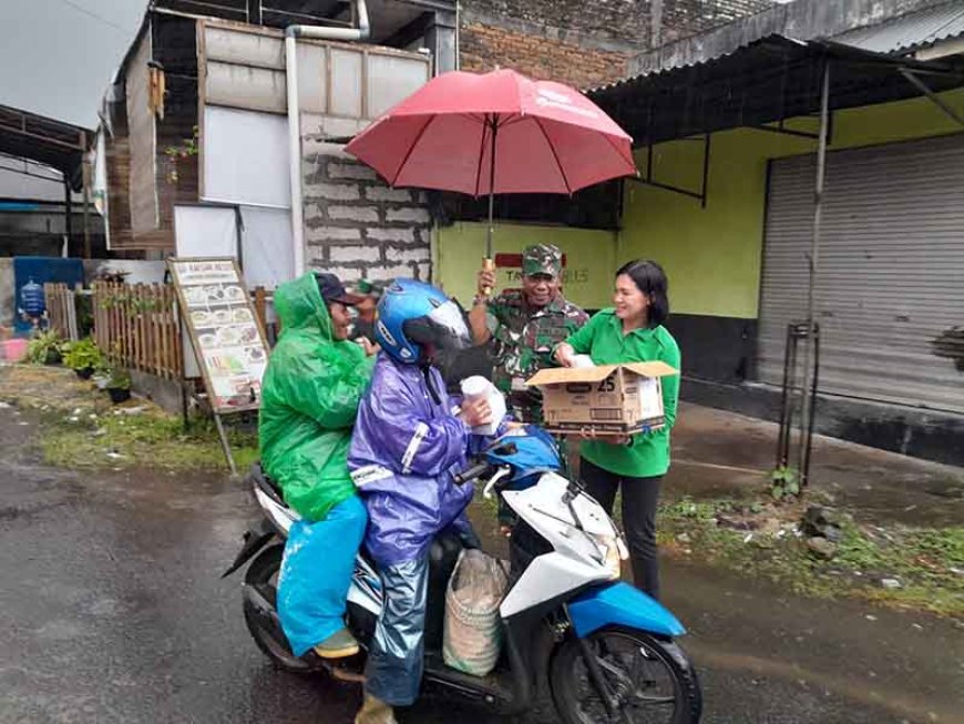 Berbagi dengan Sesama Koramil 17/Wanayasa Bagikan Takjil Kepada Warga Masyarakat