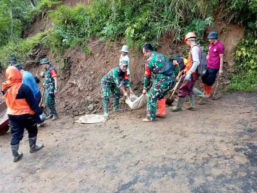 Gerak Cepat Babinsa Koramil 17/Wanayasa atasi Longsoran
