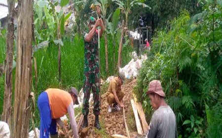 Babinsa Bantu Perbaiki Akses Jalan untuk Warga