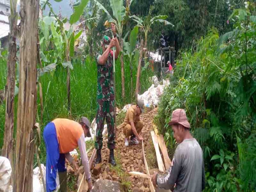 Babinsa Bantu Perbaiki Akses Jalan untuk Warga
