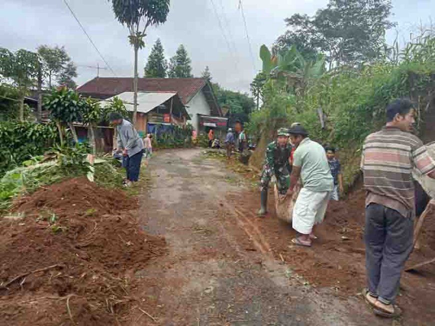 Babinsa Bantu Pembersihan Akses Jalan untuk Warga