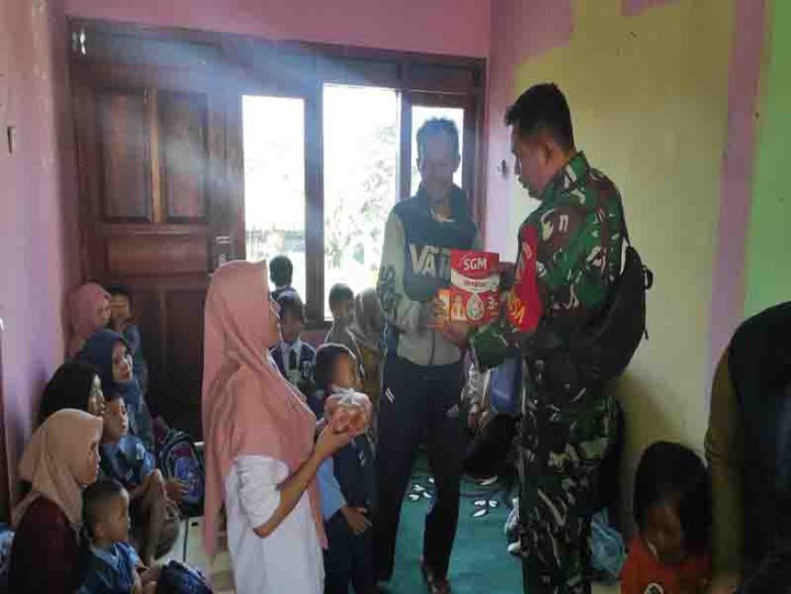 Cegah Stunting Babinsa Bantu Sukseskan Kegiatan Sosialisasi, Penyuluhan dan Pendistribusian Makanan Tambahan ke Balita