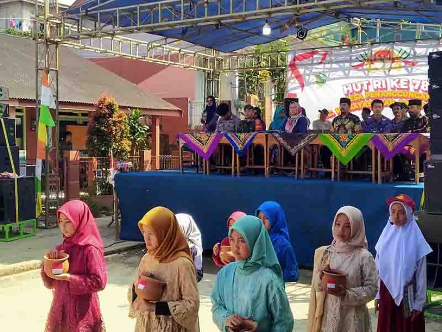 Tidak Melupakan Sejarah,Babinsa Koramil 17/Wanayasa beserta Warga Desa Penanggungan melakukan Tabur Bunga