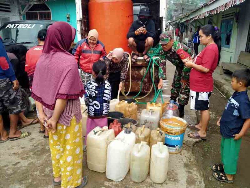 Babinsa bersama Relawan Bantu Warga yang kekurangan Air