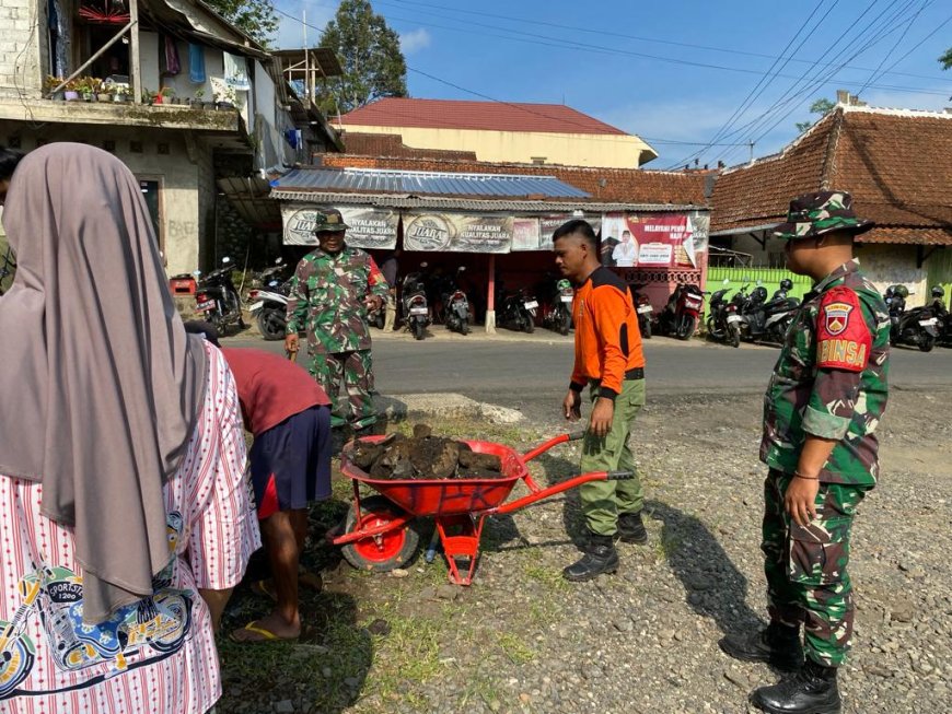 Karya Bakti, Koramil 12/Sigaluh Kodim 0704/Banjarnegara Gelar Bersih Pasar Tradisional
