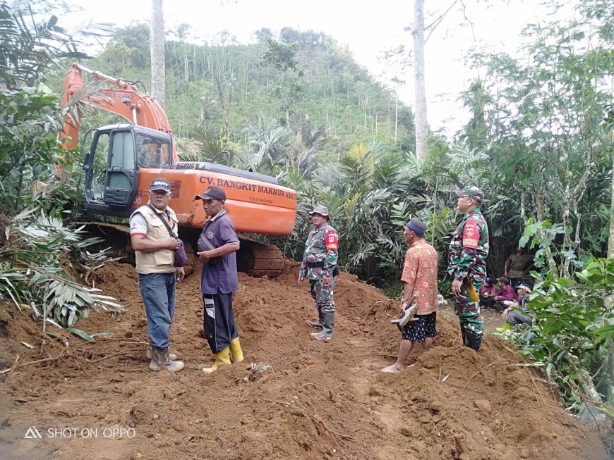 Babinsa Pantau Pembuatan Jalan Baru Suwidak - Bantar