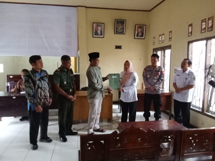 Penyerahan Surat Keputusan(SK) Bupati Banjarnegara Kepada Calon Kepala Desa Terpilih