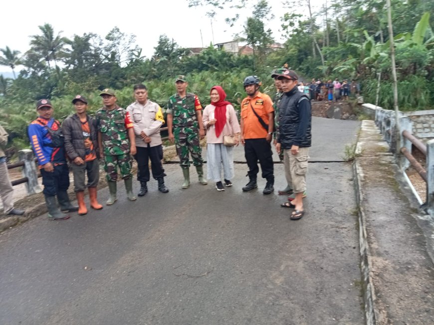 Tinjau Langsung Jembatan Penghubung 2 Kecamatan Yang Amblas
