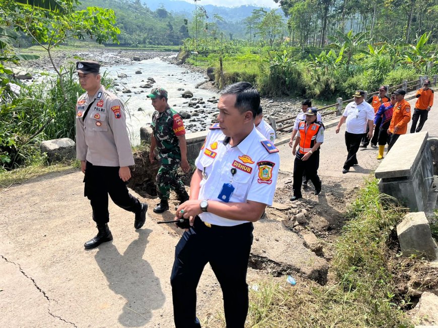 Danramil Dampingi Pj Bupati Banjarnegara Tinjau Jembatan Amblas
