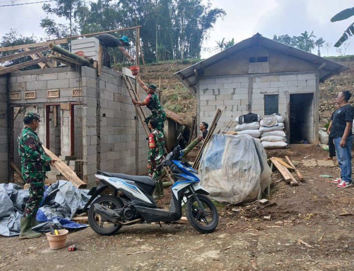 Anggota Koramil 17/Wanayasa Kerja Bakti Bantu pembangunan RTLH warga Binaan