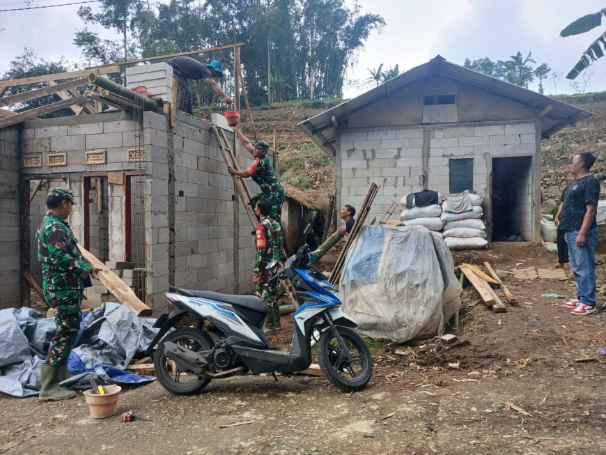 Anggota Koramil 17/Wanayasa Kerja Bakti Bantu pembangunan RTLH warga Binaan