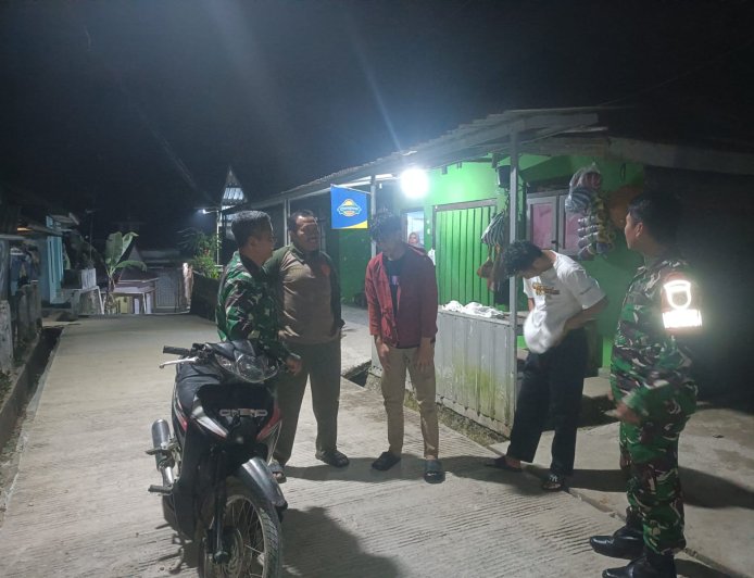 Wujud Nyata Kepedulian Dalam Menciptakan Keamanan Lingkungan Babinsa Koramil 17/Wanayasa melaksanakan Patroli Malam