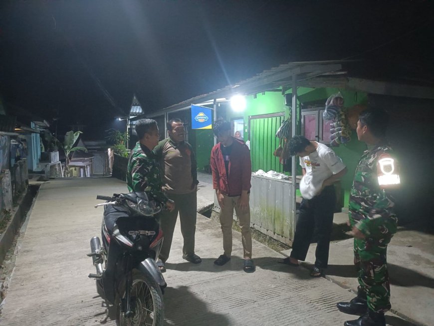 Wujud Nyata Kepedulian Dalam Menciptakan Keamanan Lingkungan Babinsa Koramil 17/Wanayasa melaksanakan Patroli Malam