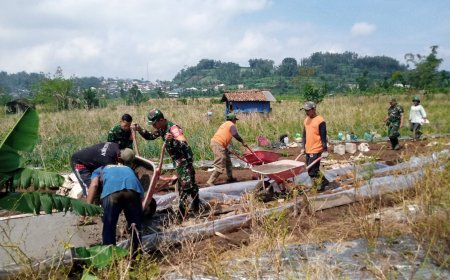Koramil 17/Wanayasa Laksanakan Kerja Bakti bantu warga bangun JUT di Desa Binaan