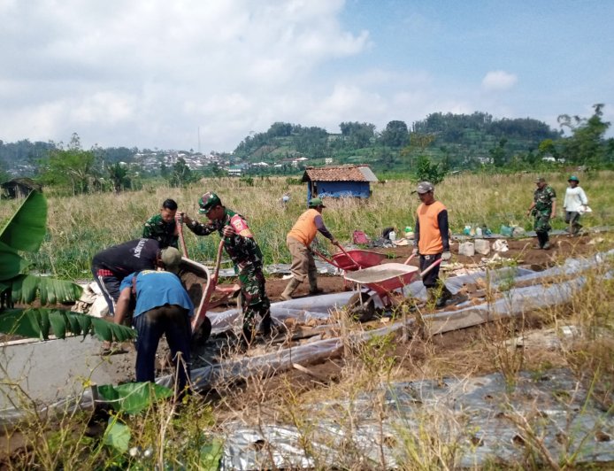 Koramil 17/Wanayasa Laksanakan Kerja Bakti bantu warga bangun JUT di Desa Binaan