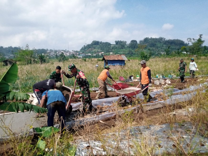 Koramil 17/Wanayasa Laksanakan Kerja Bakti bantu warga bangun JUT di Desa Binaan